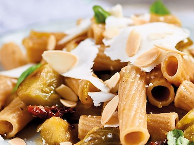 Maccheroni integrali con pomodori verdi, mandorle, acciughe e ricotta salata